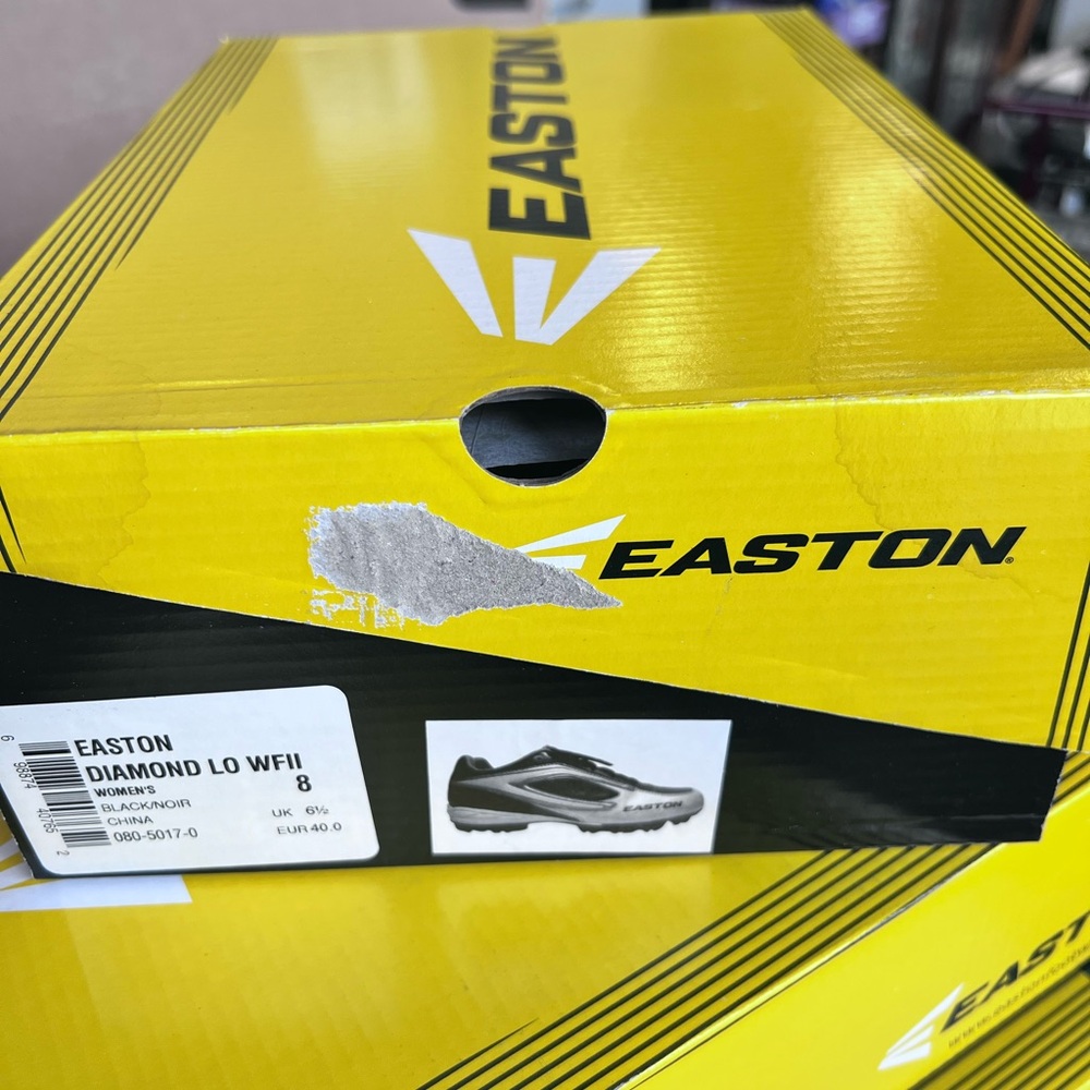 Easton Diamond womens size 8 baseball cleats brand new